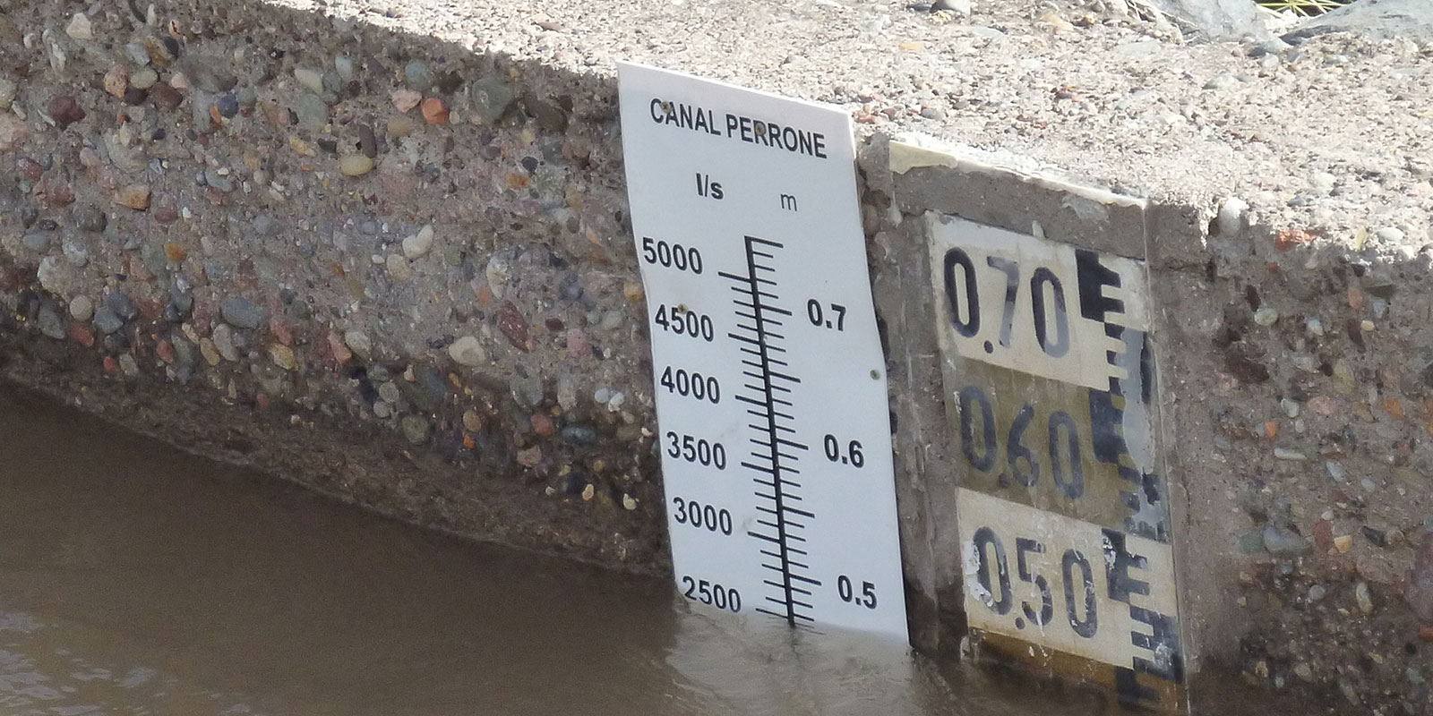 Regla para medir la altura del agua en canal